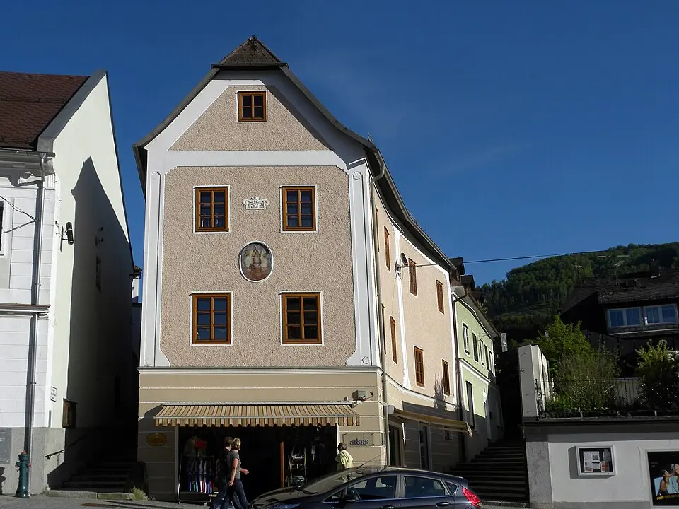 Obrázek: Haeferl · CC BY-SA 3.0 Wohn- und Geschäftshaus