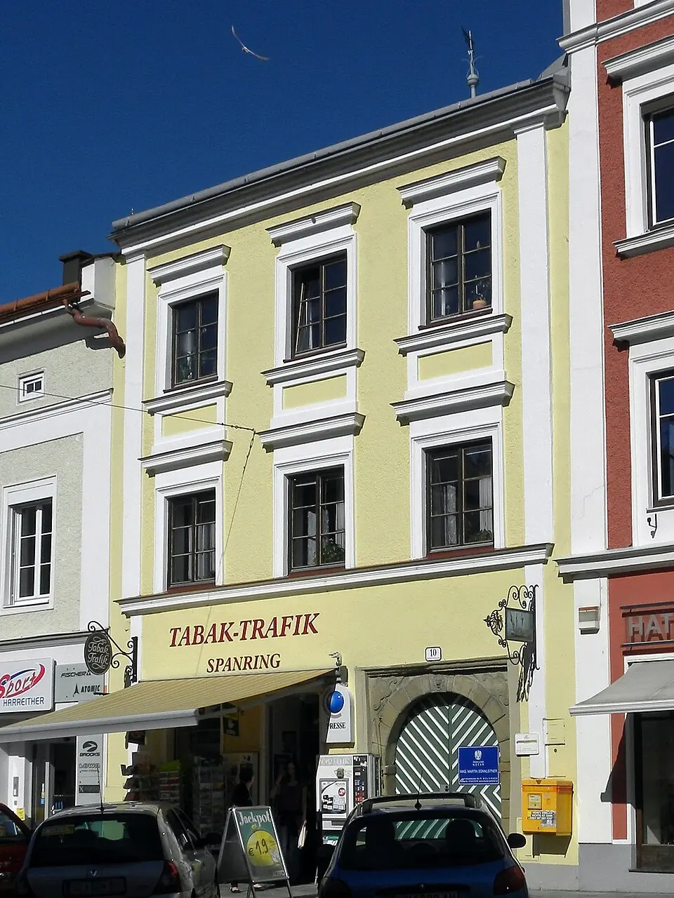 Bürgerhaus mit Steingewände und Torflügel