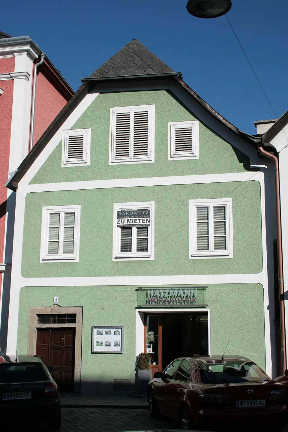 Obrázek: HermannSchachner · CC BY-SA 3.0 AT Wohn- und Geschäftshaus
