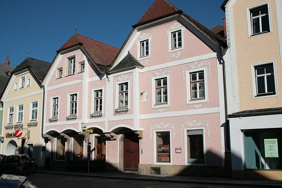 Obrázek: HermannSchachner · CC BY-SA 3.0 AT Wohn- und Geschäftshaus