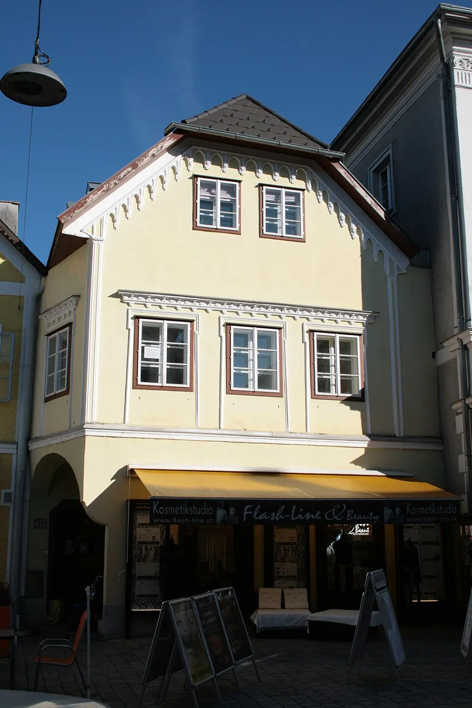 Wohn- und Geschäftshaus