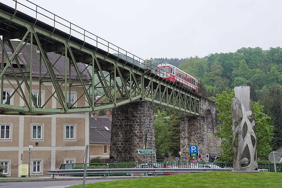 Viadukt und Eisenbahnbrücke über die Weyrer Straße