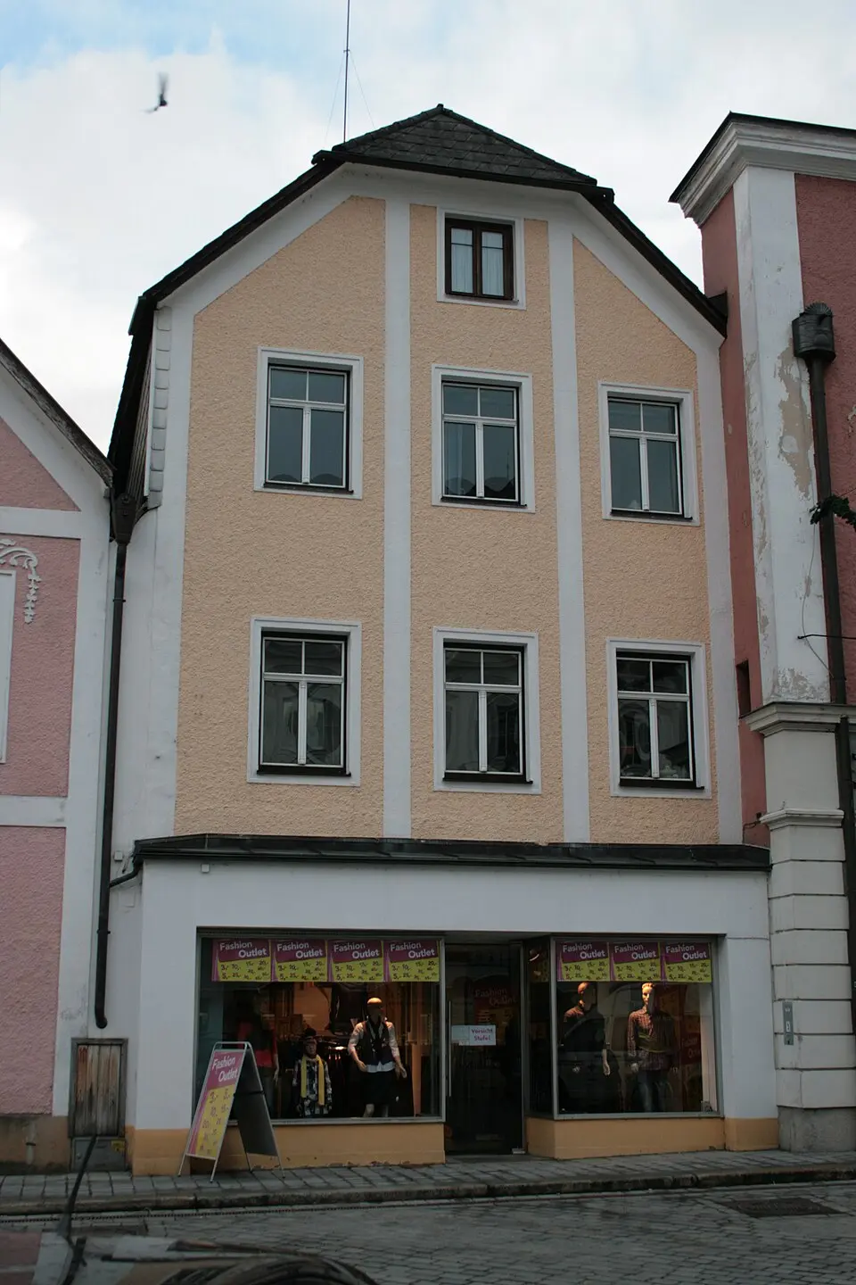 Obrázek: HermannSchachner (talk) · CC BY-SA 3.0 AT Wohn- und Geschäftshaus