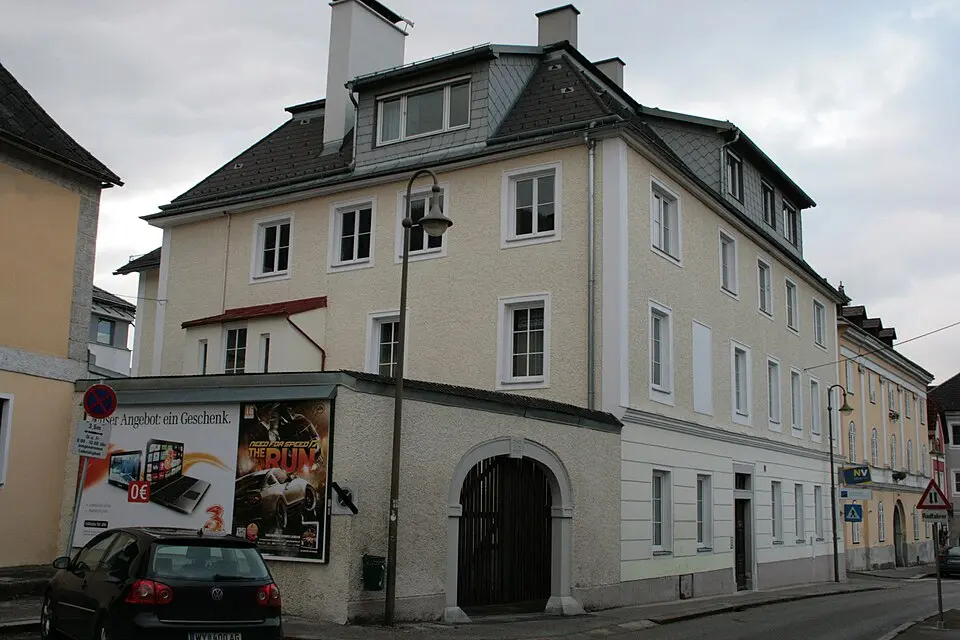 Bild: HermannSchachner (talk) · CC BY-SA 3.0 AT Ehem. Gasthof Zum goldenen Löwen