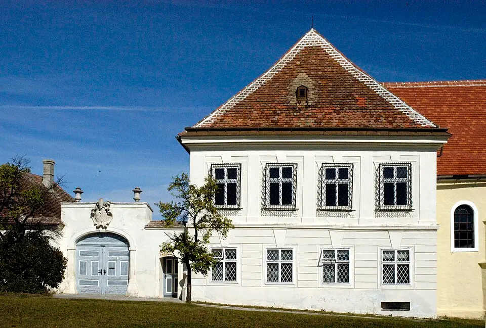 Image: Manfred Kuzel (talk) · CC BY-SA 3.0 AT Pfarrhof Waitzendorf, Gemeinde Schrattenthal