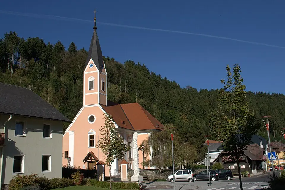 Kath. Pfarrkirche hl. Georg und Kirchhofmauer mit Nischenkapelle