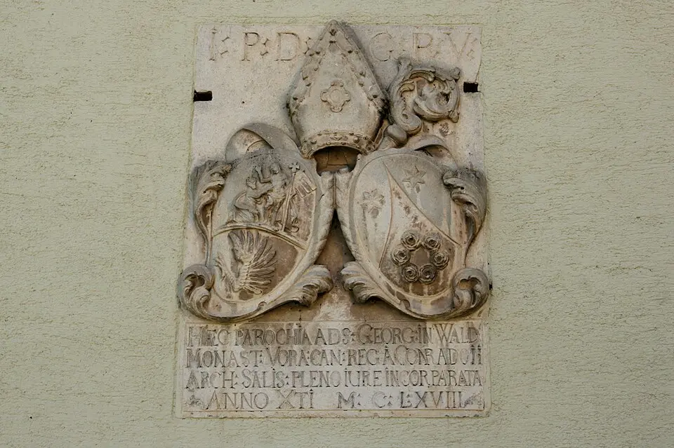 Wappentafel mit Inschrift am Pfarrhof
