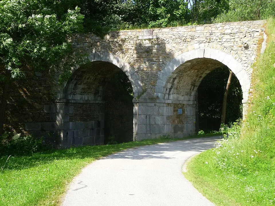 Bild: Luckyprof · CC BY-SA 3.0 AT Viadukt der ehem. Pferdeeisenbahn