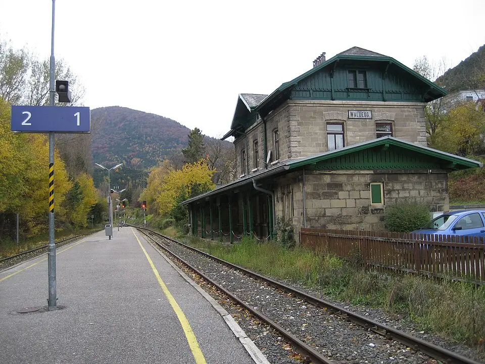 Slika: Priwo · Public domain Aufnahmsgebäude Waldegg