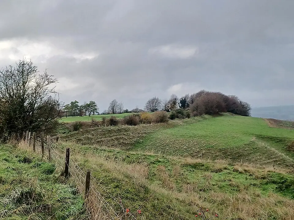 Bild: Simon Burchell · CC BY-SA 4.0 Section of Wansdyke and associated monuments from east of The Firs to the eastern side of Tan Hill