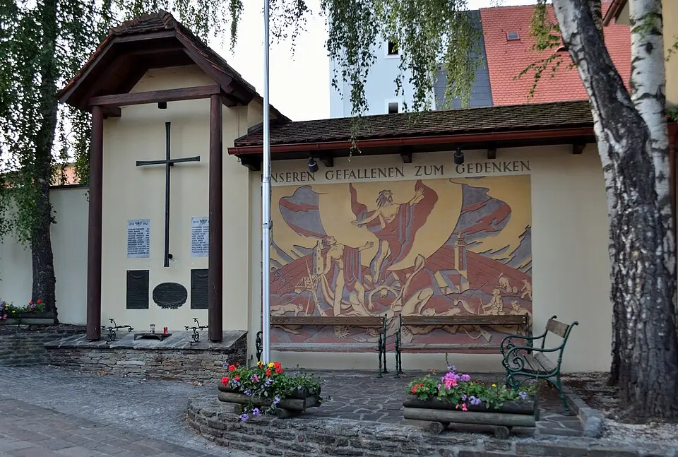 Immagine: Herzi Pinki · CC BY-SA 3.0 AT Friedhof mit Kapellen und Kriegerdenkmal