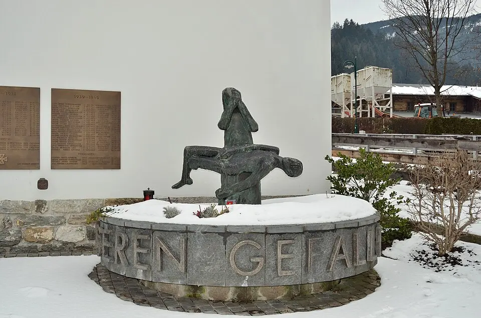 Bild: Herzi Pinki · CC BY-SA 3.0 AT Kriegerdenkmal, Weinende Mutter