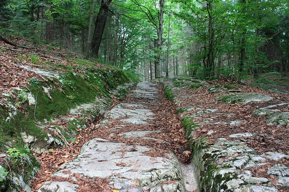 Altstraße und Hügelgräber zwischen Warmbad Villach und Oberfederaun