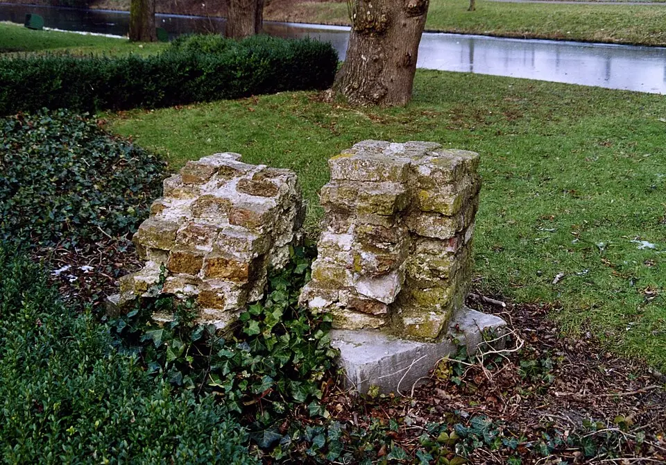 Terrein waarin overblijfselen van een curtis (a), het kasteel van Wateringen (b), een klooster Datering (c)