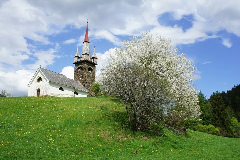 Watschallerkapelle mit Resten einer Wehrmauer