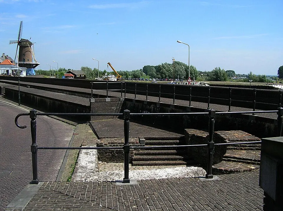 Walmuren, de dijk vormend