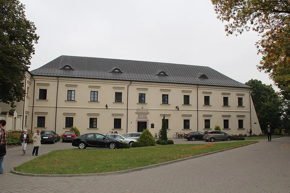 Klasztor zabudowany w czworobok, ob. biura