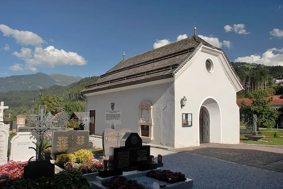 Friedhof mit Totenkapelle und Kriegerdenkmal