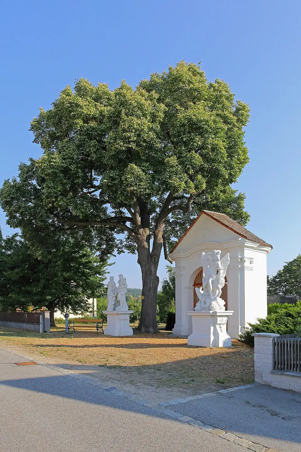 Wegkapelle mit Barockfiguren hl. Michael und Hl. Familie