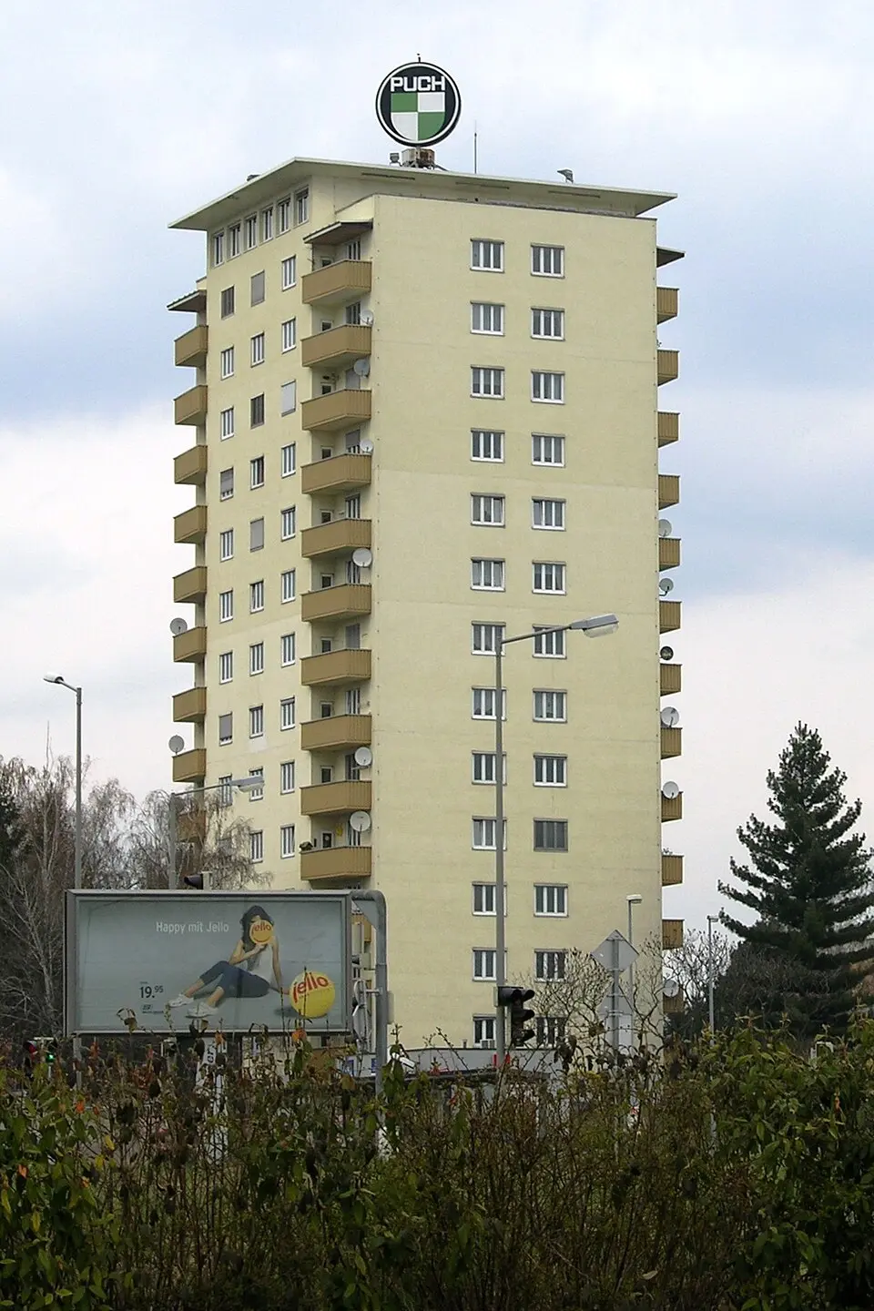 Obrázok: H. Moschitz · CC BY 3.0 Wohnhochhaus der Steyr-Daimler-Puch AG und davor aufgestelltes Logo
