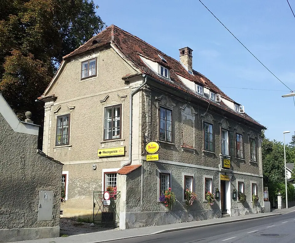Obrázok: Gugganij · CC BY-SA 3.0 Gasthaus Zum weißen Kreuz mit Nebengebäude