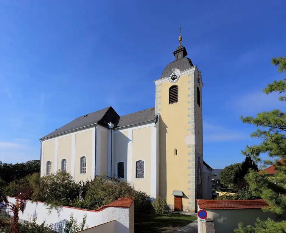 Kép: C.Stadler/Bwag · CC BY-SA 3.0 AT Pfarrkirche Weikersdorf am Steinfelde