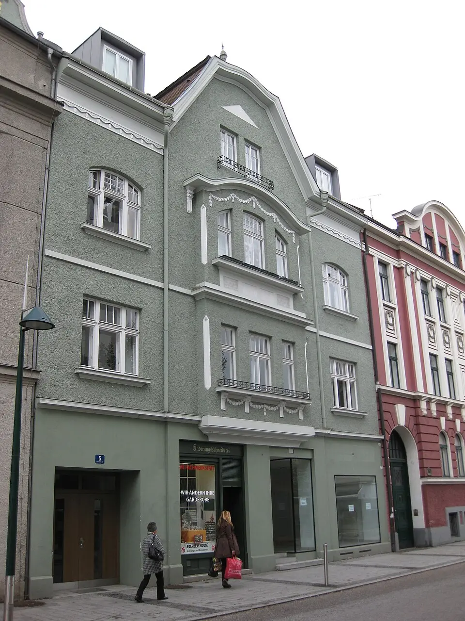Wohn- und Geschäftshaus