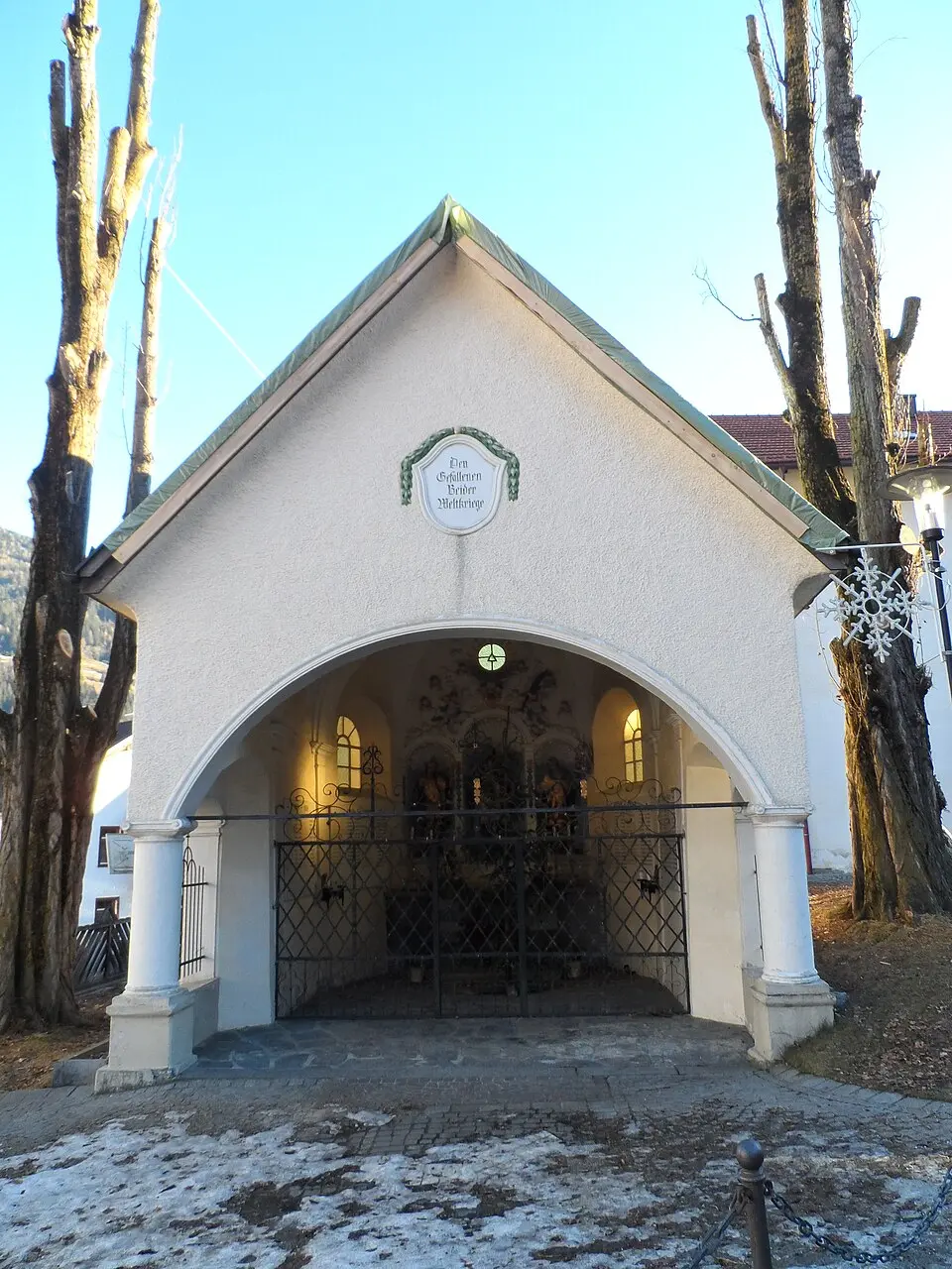 Slika: Leitzsche · CC0 Kapelle und Kriegerdenkmal