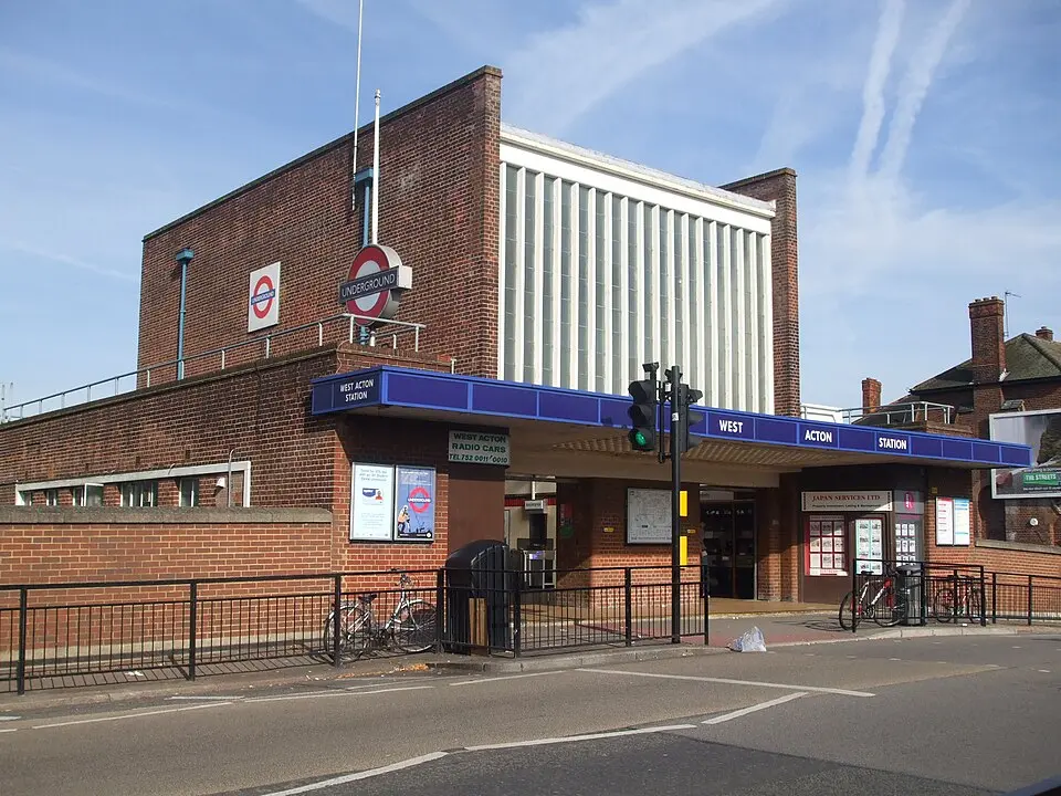 stazione di West Acton