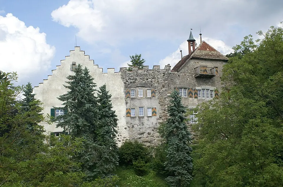 Schloss Wellenberg mit Remise