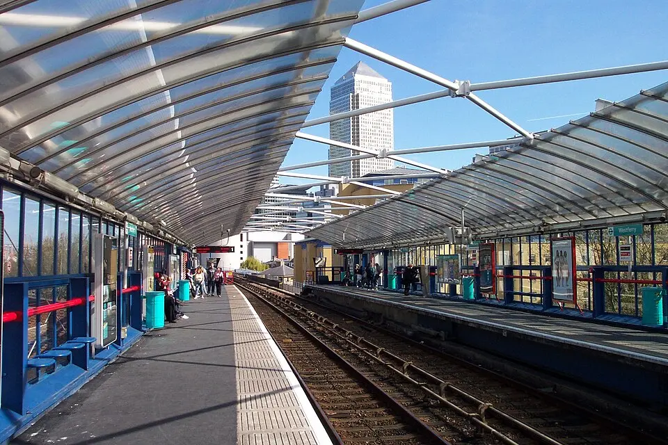 Image: chris_j_wood · CC BY-SA 3.0 Westferry (DLR)