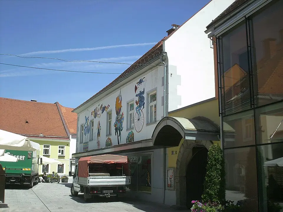 Bild: Veleius · CC BY-SA 3.0 AT Wohn- und Geschäftshaus, Steinbossenportal und Hoftrakte