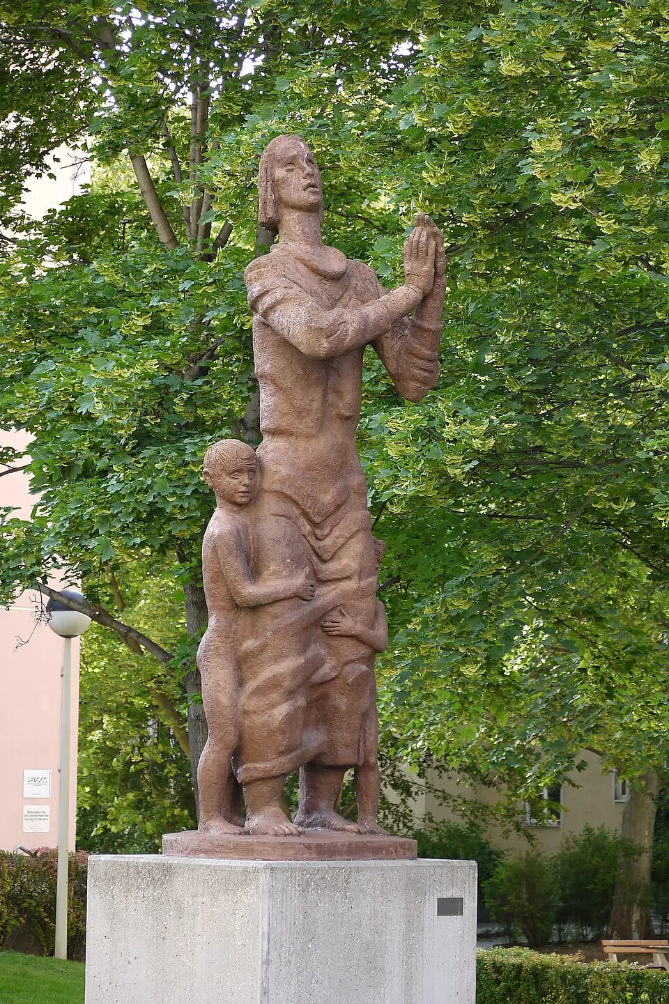 Image: Thomas Ledl · CC BY-SA 3.0 AT Bertha-von-Suttner-Denkmal