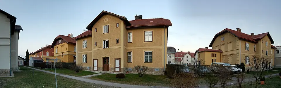Obrázok: Herzi Pinki · CC BY-SA 3.0 Arbeiterwohnhaus der Werksiedlung Wiedenbrunn