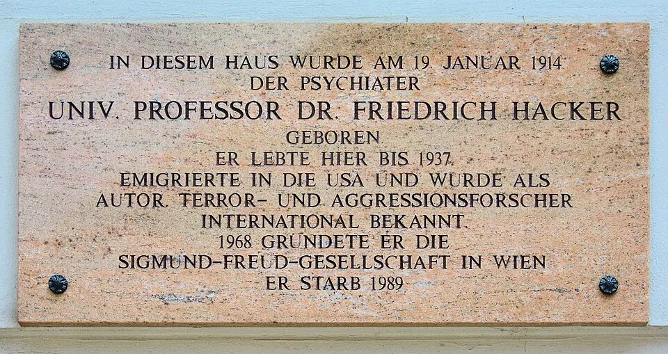 Obrázok: GuentherZ · CC BY 3.0 Gedenktafel für Friedrich Hacker (Wien, Hegelgasse 21)