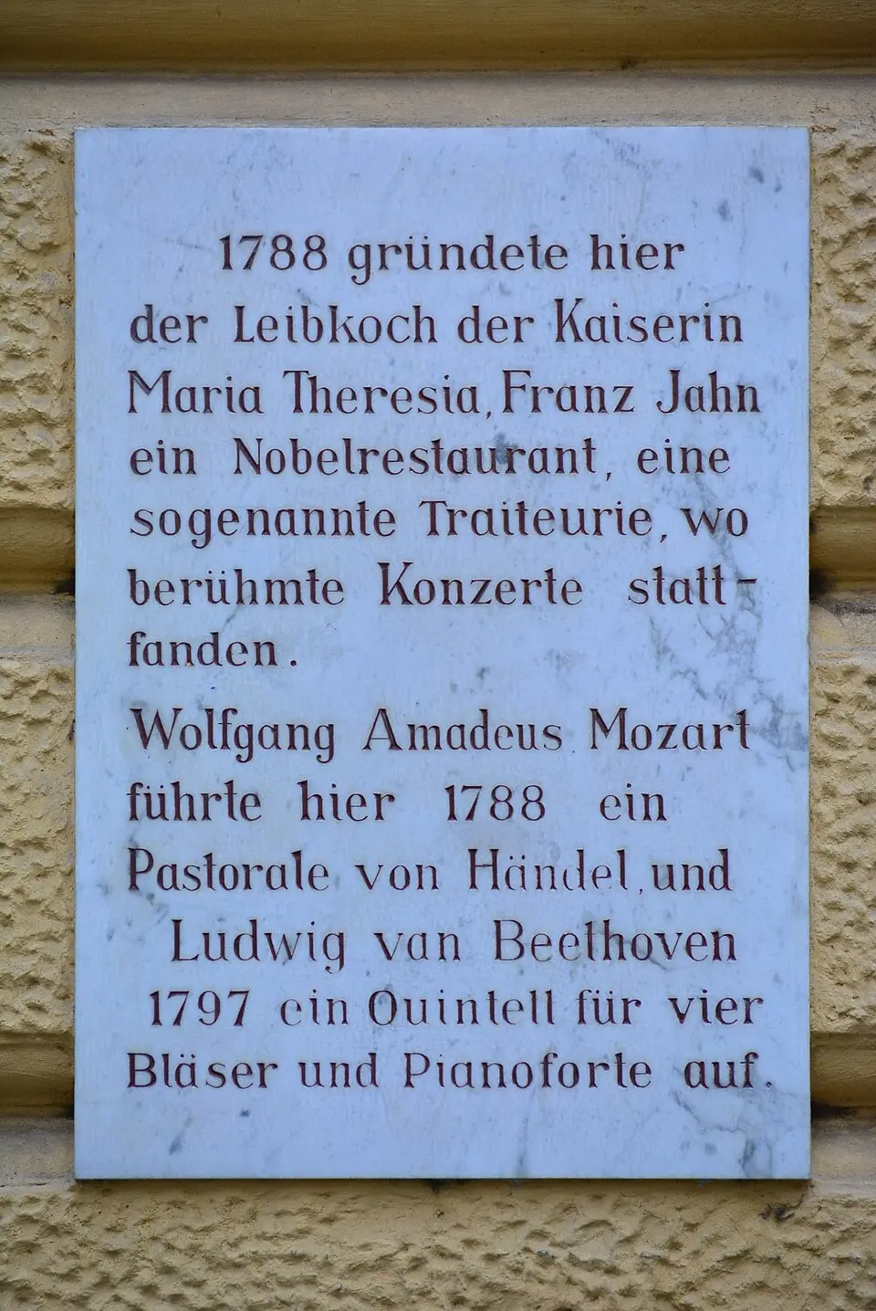 Obrázok: GuentherZ · CC BY 3.0 Gedenktafel für Wolfgang Amadeus Mozart (Wien, Himmelpfortgasse 6)