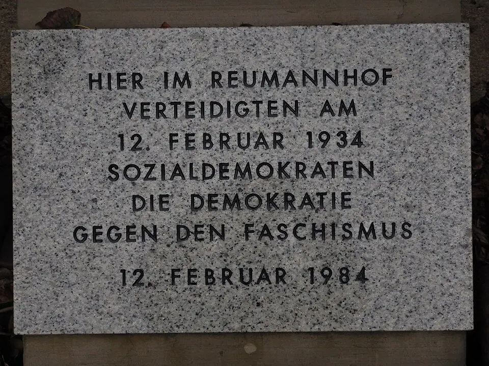 Image: GuentherZ · CC BY-SA 3.0 Memorial Austrian civil war February 1934