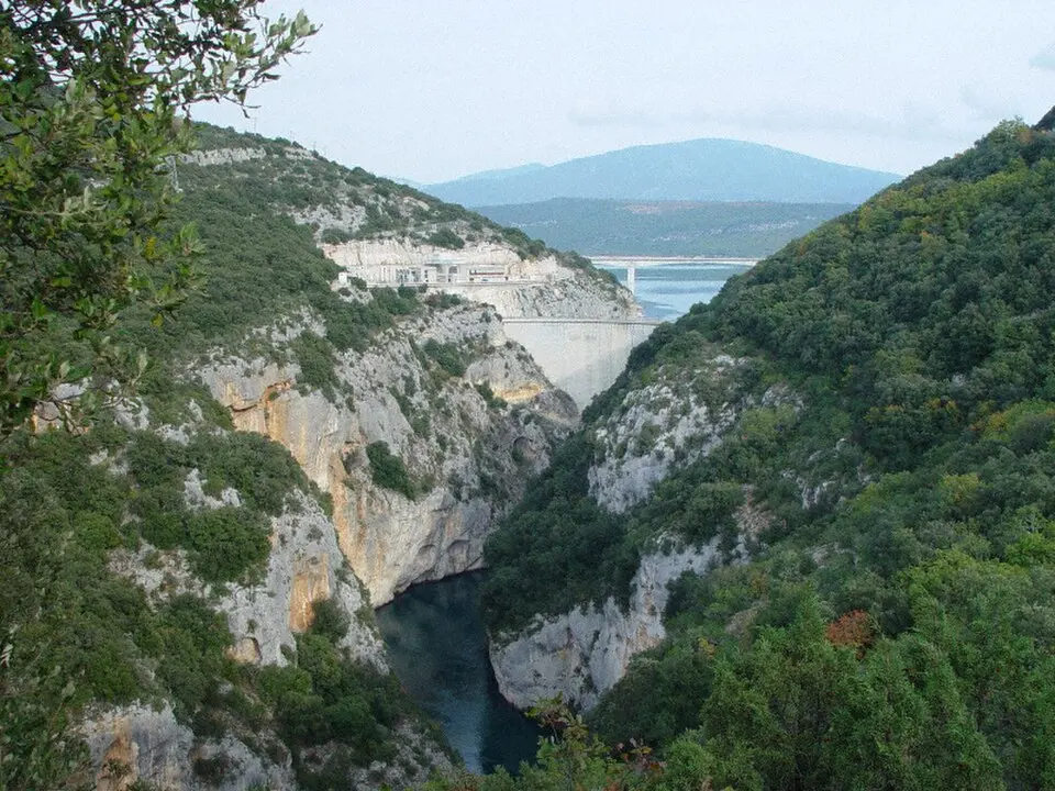Image: Rikly at French Wikipedia · CC BY-SA 3.0 barrage de Sainte-Croix