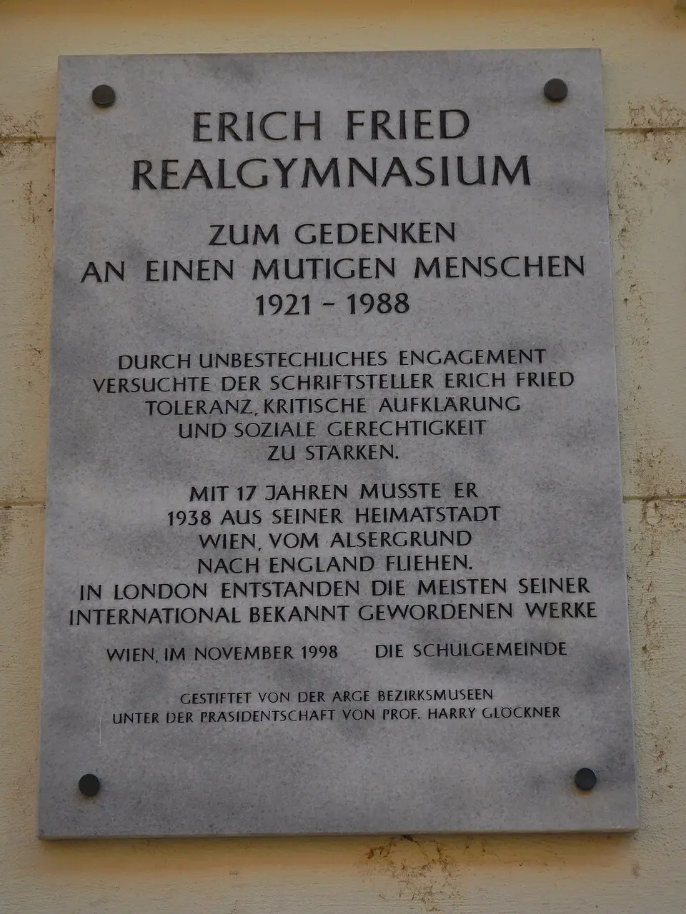 Obrázok: GuentherZ · CC BY 3.0 Gedenktafel für NS-Opfer (Wien, Glasergasse 25, Erich Fried)