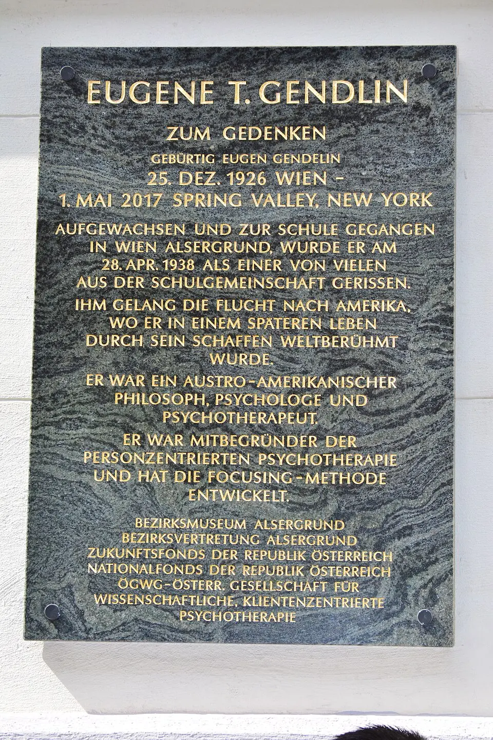 Obrázok: GuentherZ · CC BY 3.0 Gedenktafel für NS-Opfer (Wien, Glasergasse 25, Eugen T. Gendlin)