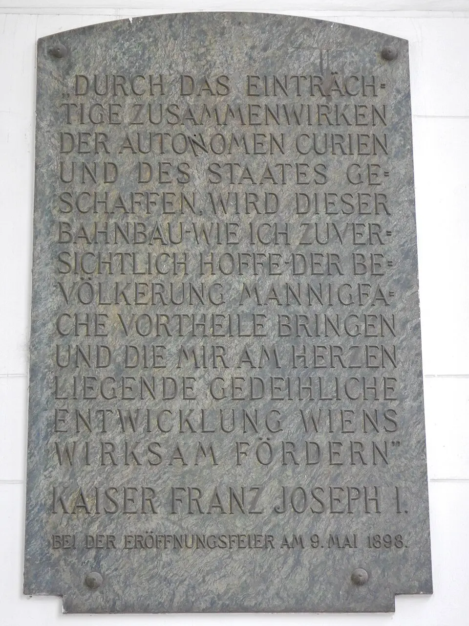 Obrázok: GuentherZ · CC BY 3.0 Gedenktafel für Kaiser Franz Joseph I. (Wien, Währinger Gürtel, U-Bahn-Station Währinger Straße)