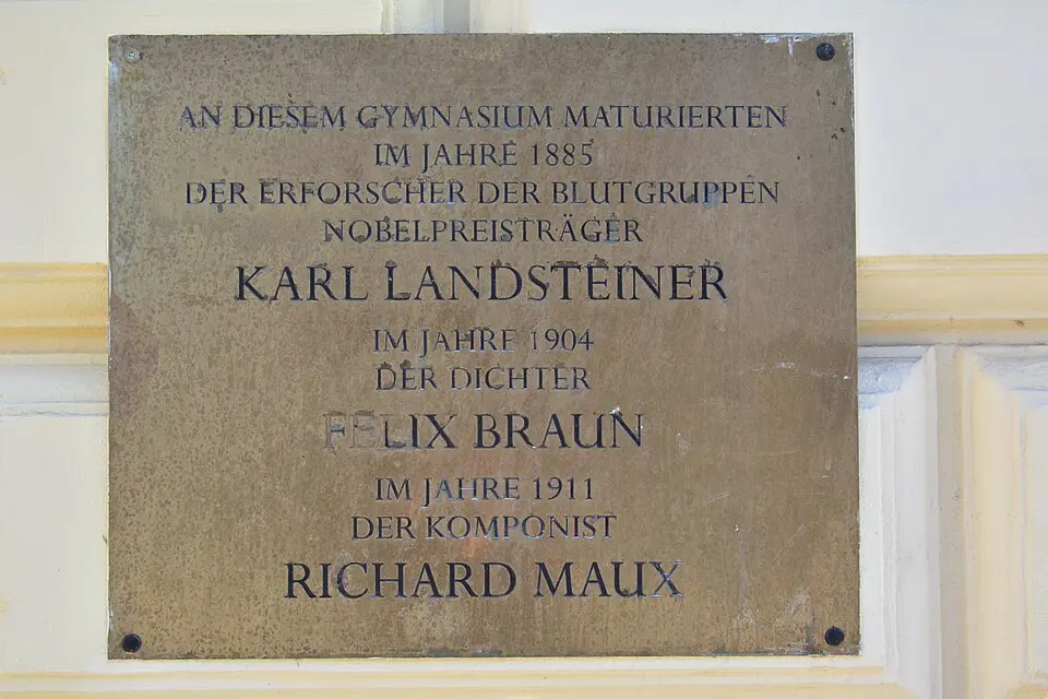 Gedenktafel für Schüler des Gymnasiums Wasagasse (Wien, Wasagasse 10, Karl Landsteiner, Felix Braun, Richard Maux)