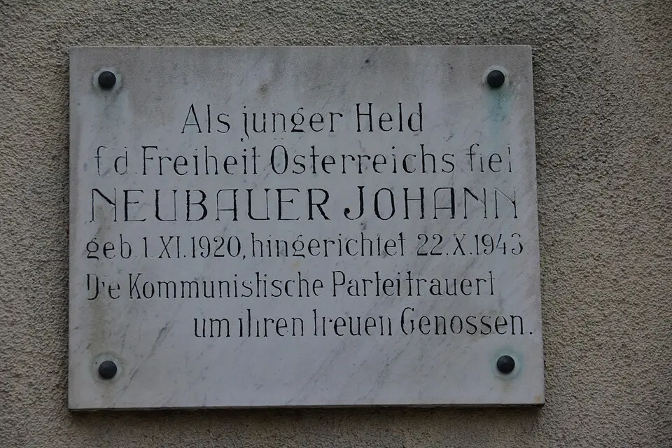 Bild: GuentherZ · CC BY-SA 3.0 Gedenktafel für NS-Opfer (Wien, Birkenhof 5, Johann Neubauer)