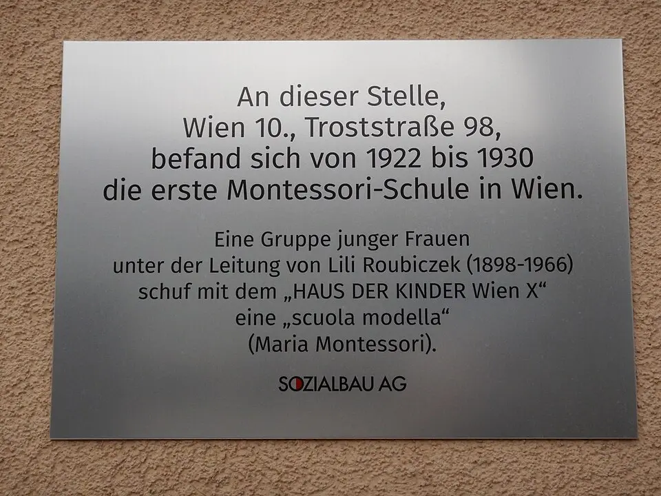 Slika: GuentherZ · CC BY-SA 3.0 Gedenktafel für die Montessori-Schule (Wien, Troststraße 98)