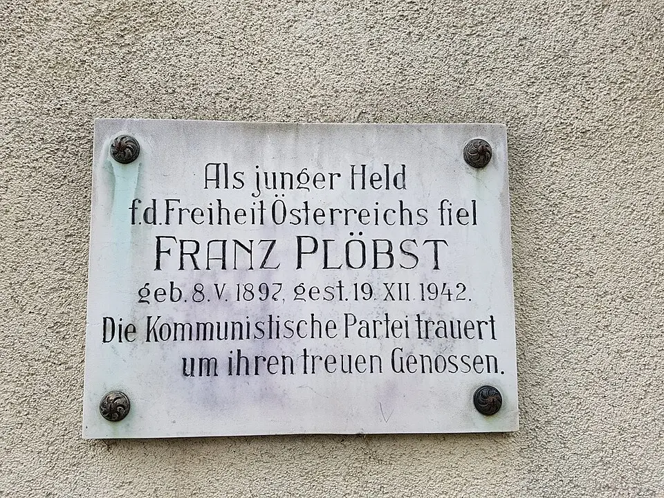 Bild: GuentherZ · CC BY-SA 3.0 Gedenktafel für NS-Opfer (Wien, Unter-Meidlinger Straße 6/14, Franz Plöbst)