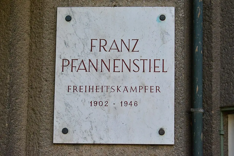 Obrázok: GuentherZ · CC BY 3.0 Gedenktafel für Franz Pfannenstiel (Wien, Kreuzgasse 87-89)