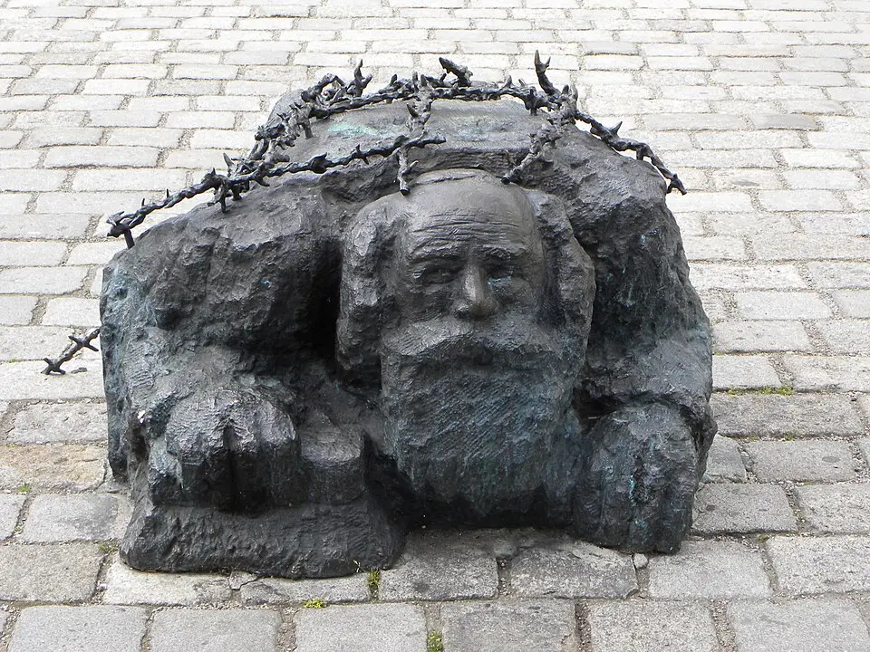Bild: Haeferl · CC BY-SA 3.0 AT Mahnmal gegen Krieg und Faschismus