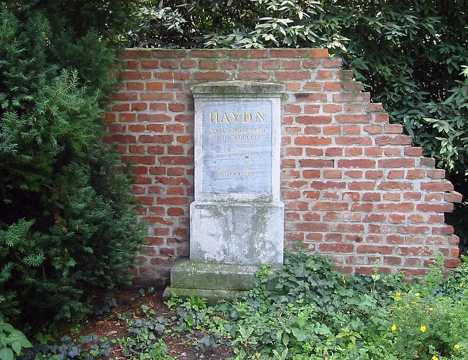 Image: Invisigoth67 · CC BY-SA 3.0 Grave stone Joseph Haydn, Vienna