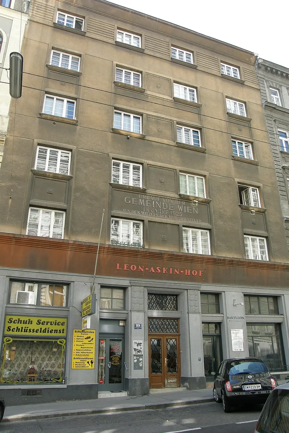 Obrázok: JonnyBrazil · CC BY-SA 3.0 Leon-Askin-Hof