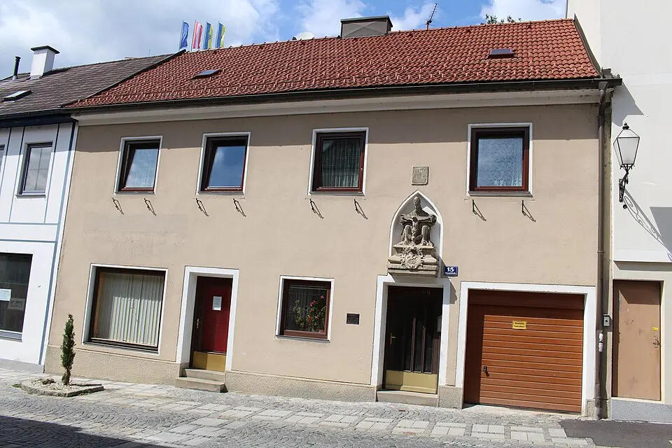 Kép: MFleischhacker · CC BY-SA 4.0 Bürgerhaus mit Hauszeichen